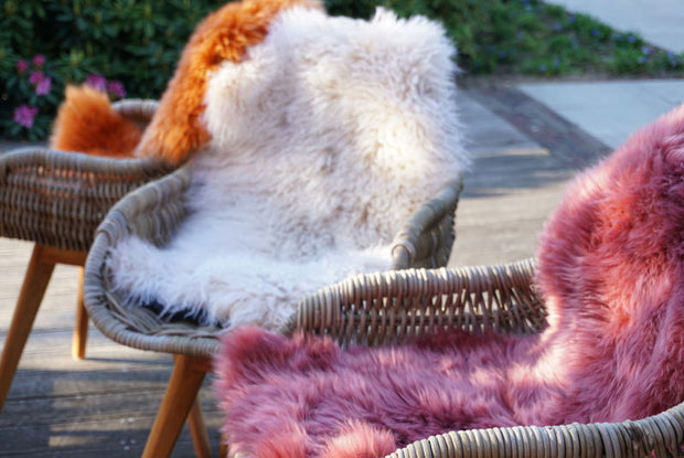 färgade fårskinn utomhus - faarskinn.se