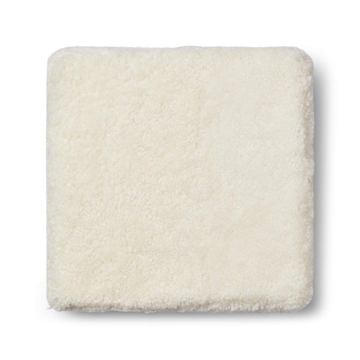 Sittpuff | Fårskinn | Kort lugg | 42x42x13 cm Vit