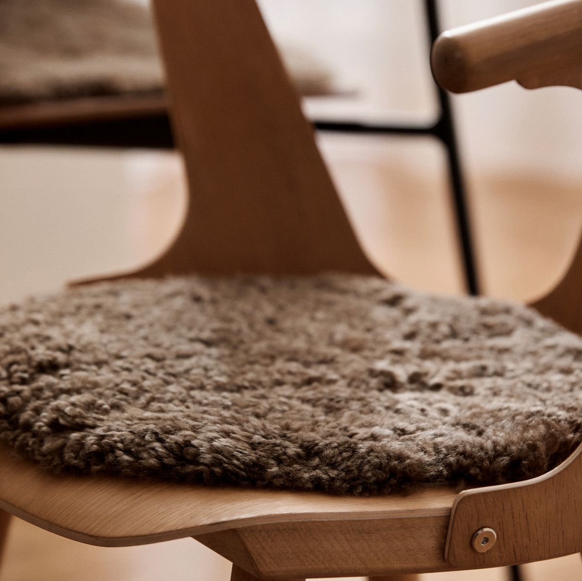 Stolsdyna | Fårskinn | Kort lugg | D38 cm Koksgrå