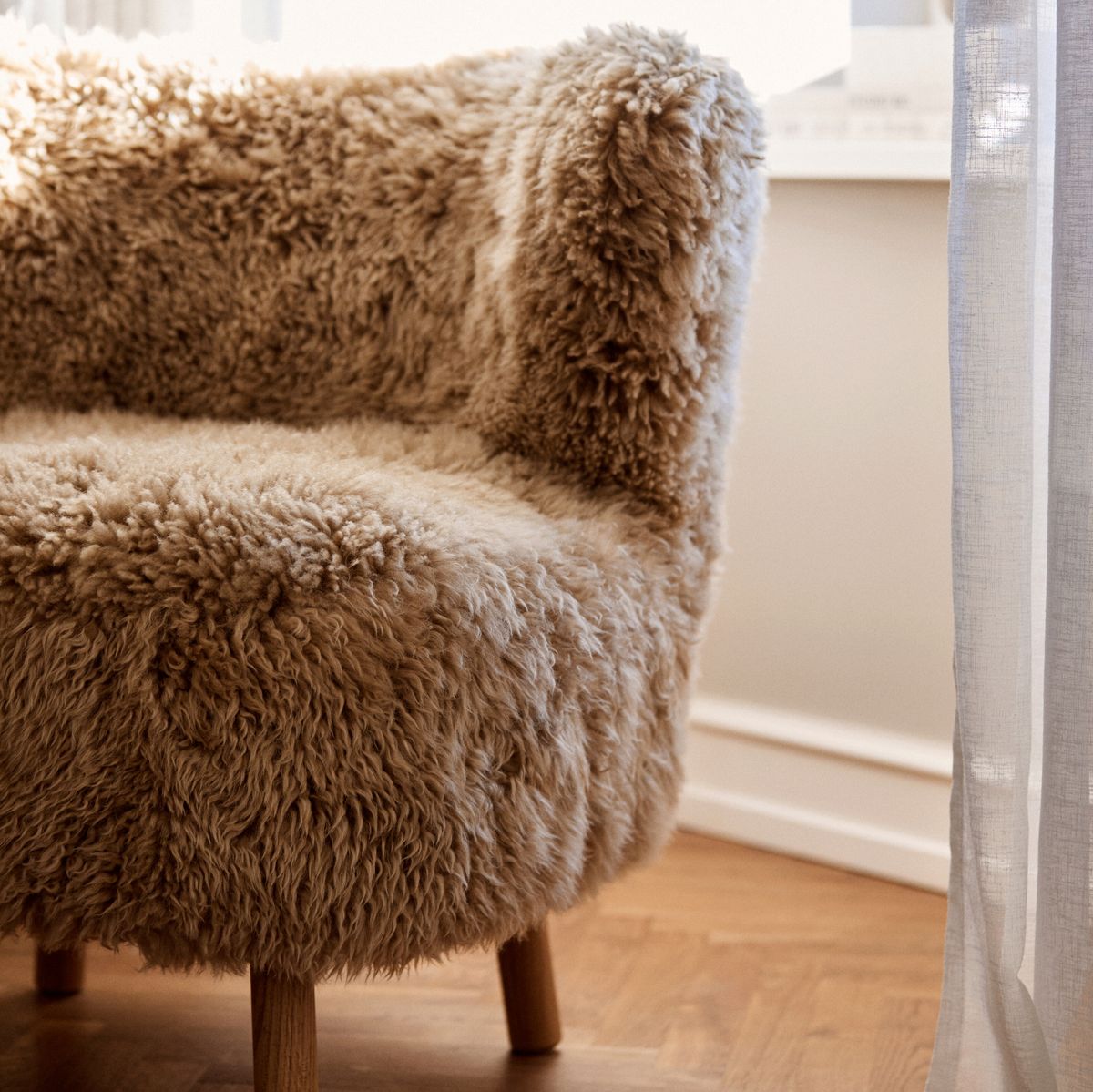 Emil Lounge Chair | Lång lugg Honung