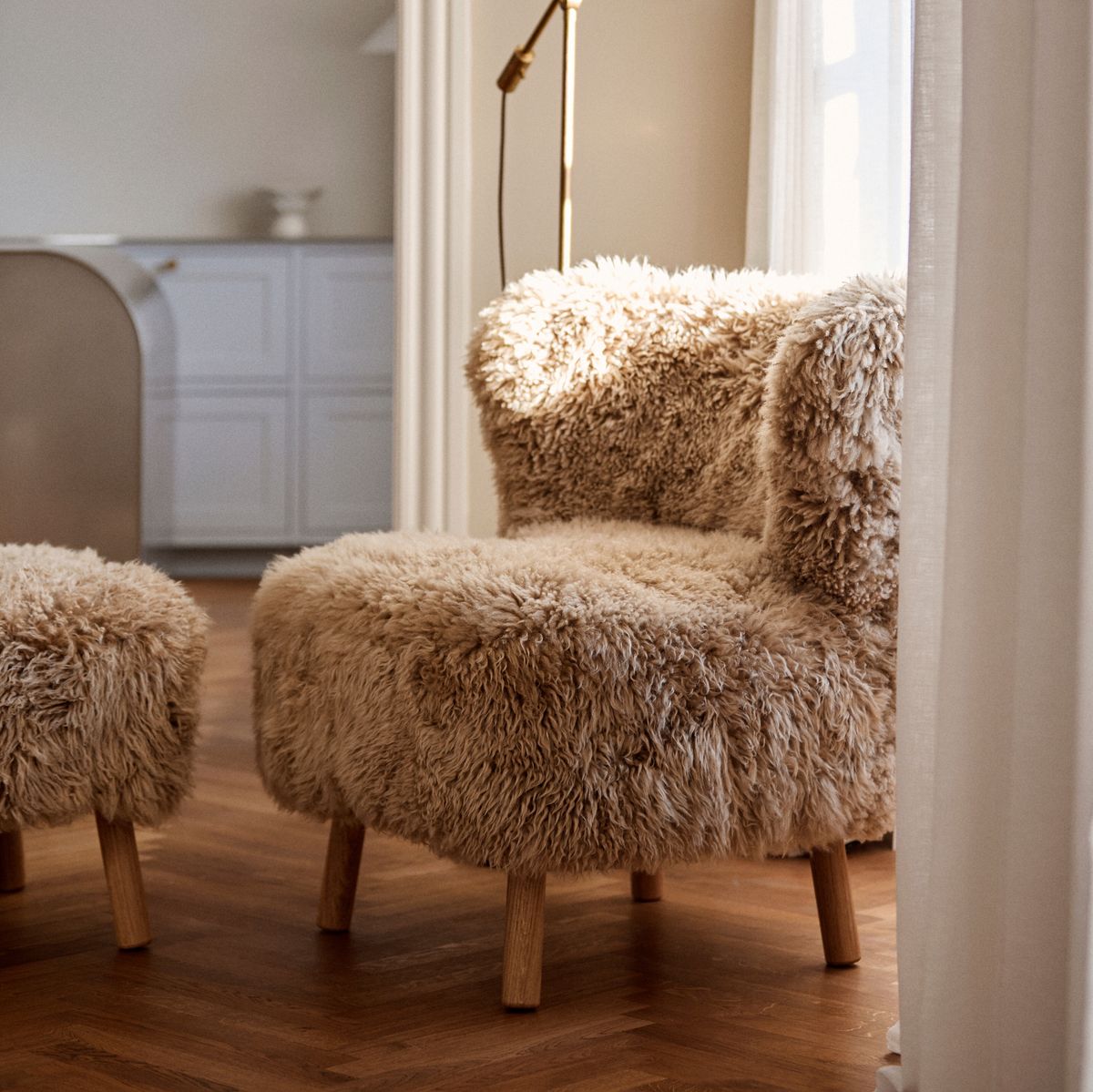 Emil Lounge Chair | Lång lugg Honung
