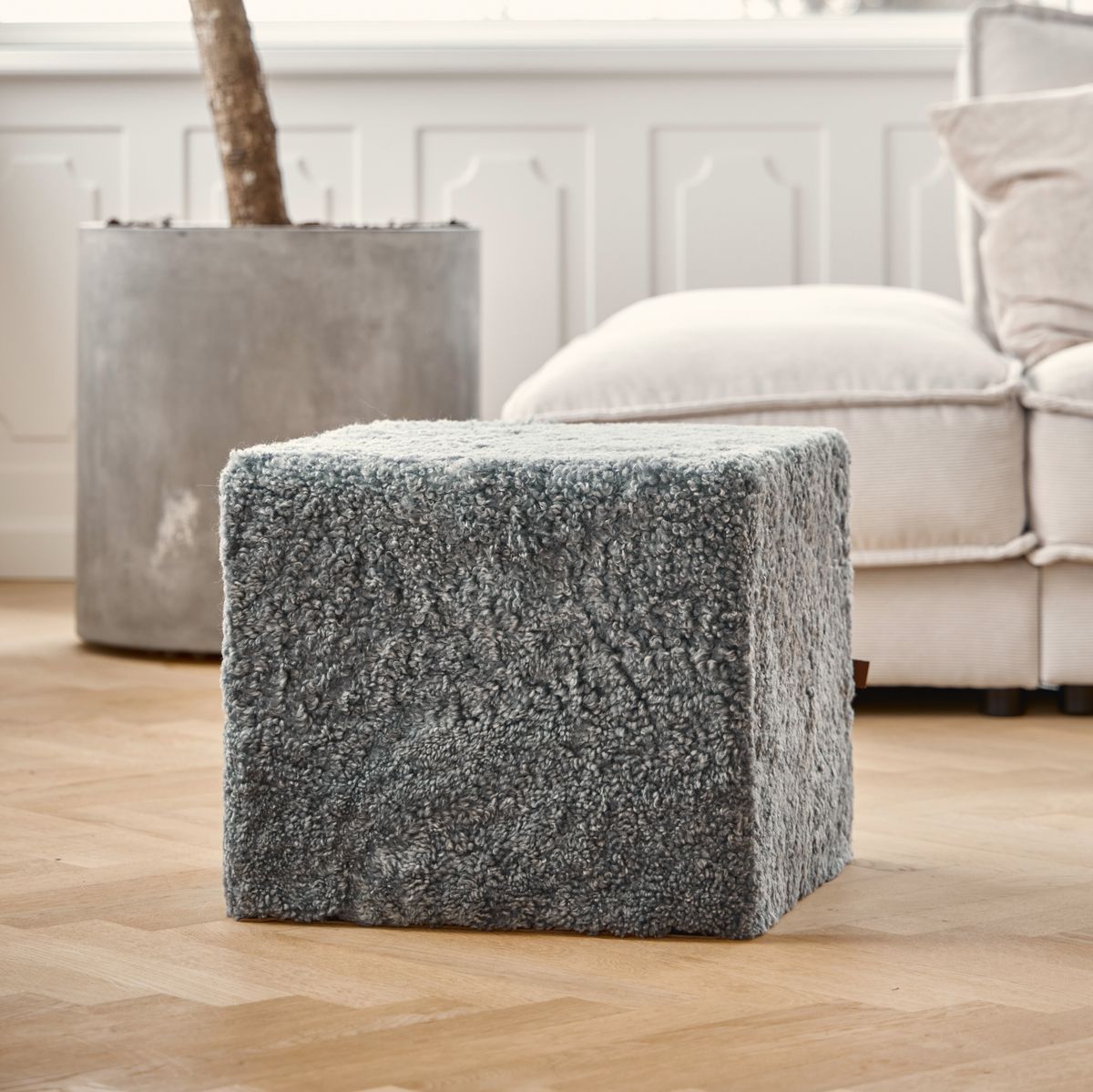 Sittpuff | Fårskinn | Kort lugg | 40x40x35 cm Koksgrå