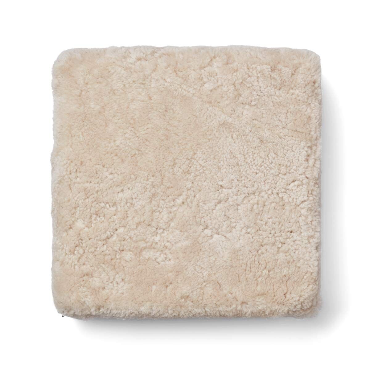 Sittpuff | Fårskinn | Kort lugg | 42x42x13 cm Pearl