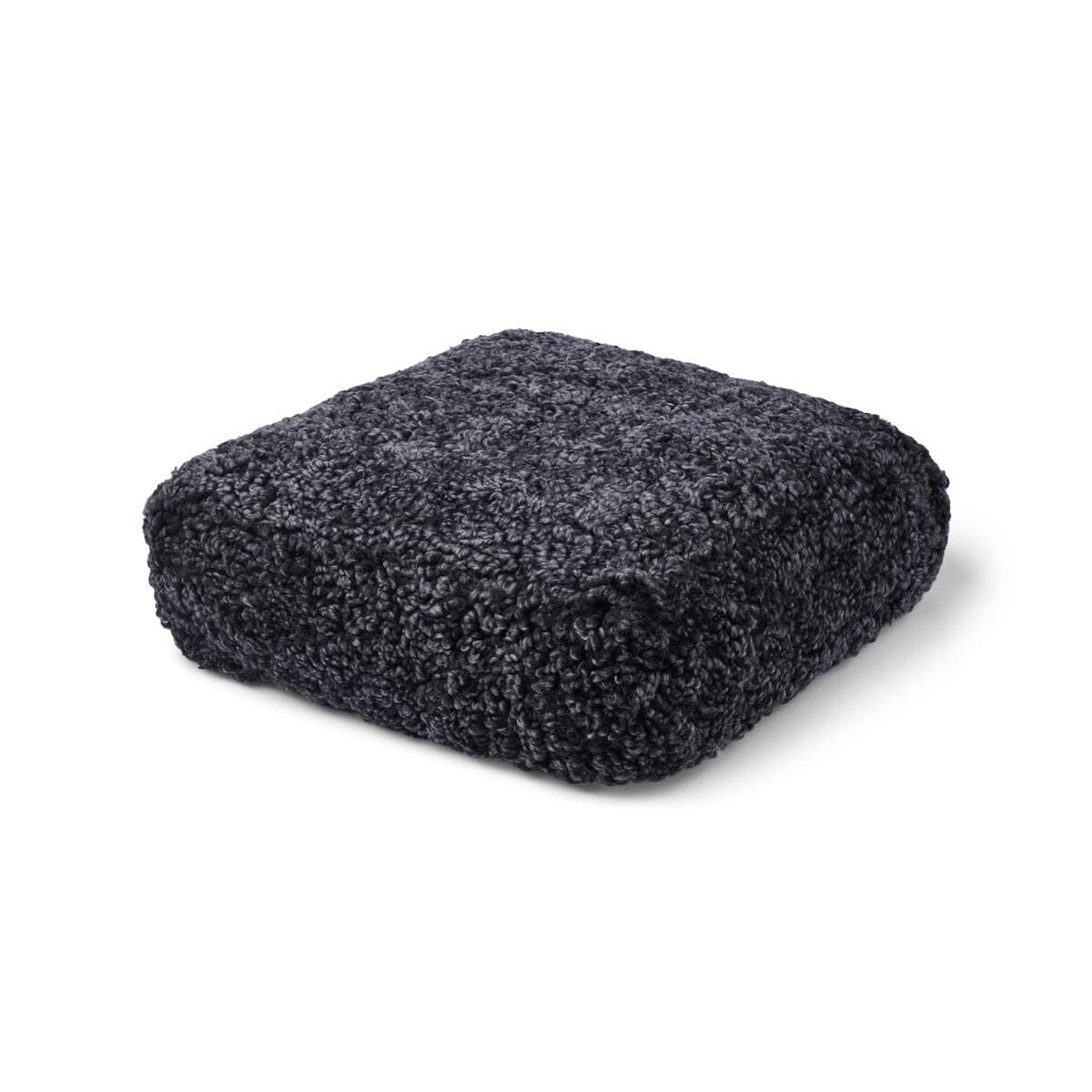 Sittpuff | Fårskinn | Kort lugg | 42x42x13 cm Koksgrå