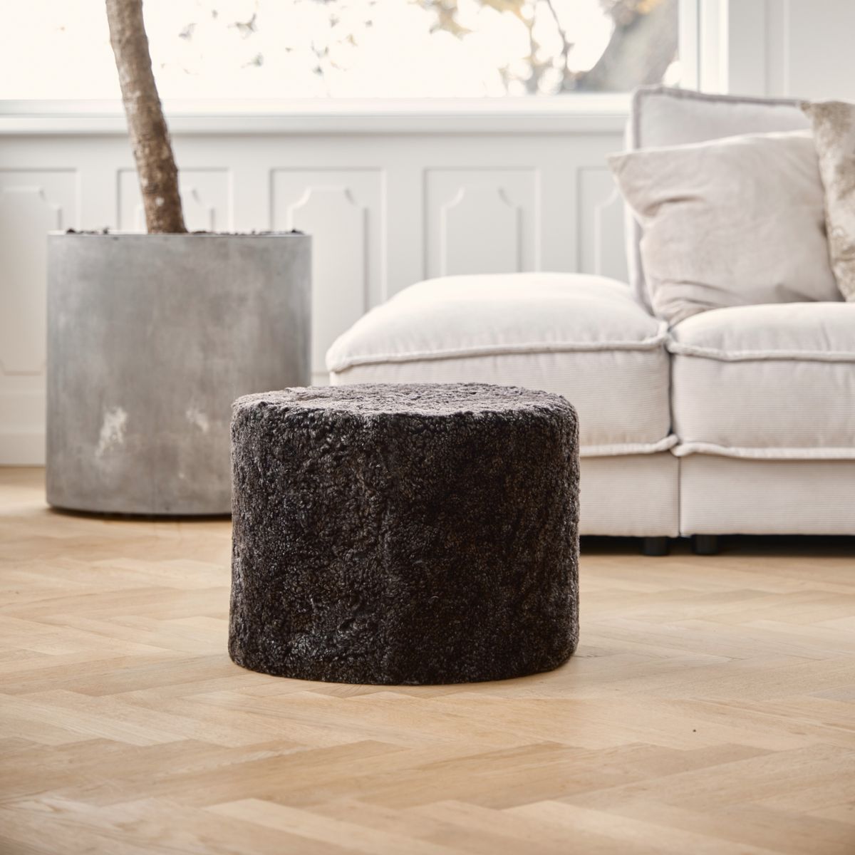 Sittpuff Cylinder | Fårskinn | Kort lugg | D44x33 cm Koksgrå