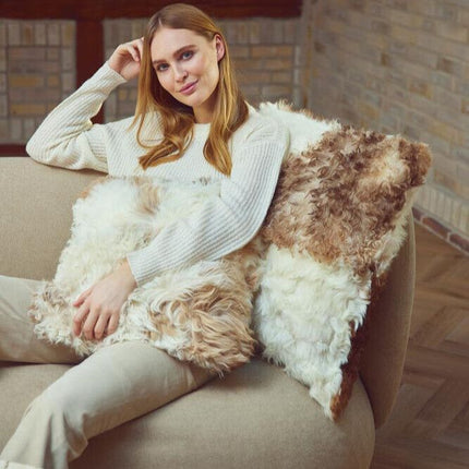 Tigrado Fårskinnskudde | Lång lugg  Svart / Vit Mix