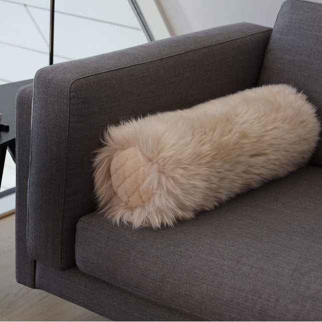 Bolsterkudde | Lång lugg, mockasin | Nya Zeeland | D20xL52 cm Ljusgrå/Silvergrå