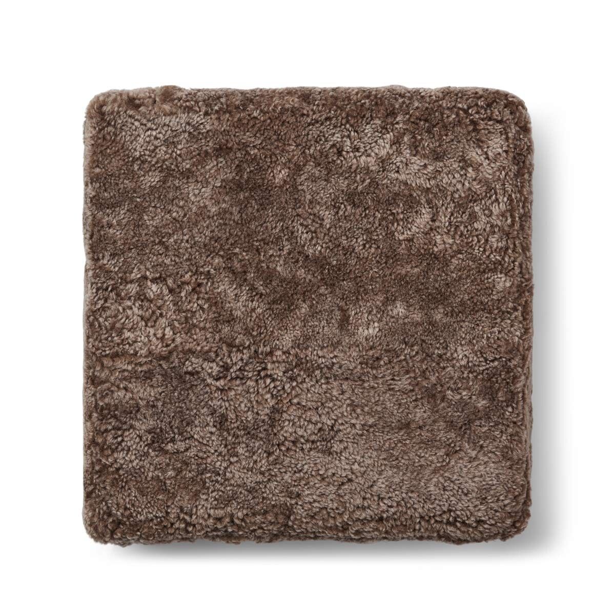 Sittpuff | Fårskinn | Kort lugg | 42x42x13 cm Ljusbrun
