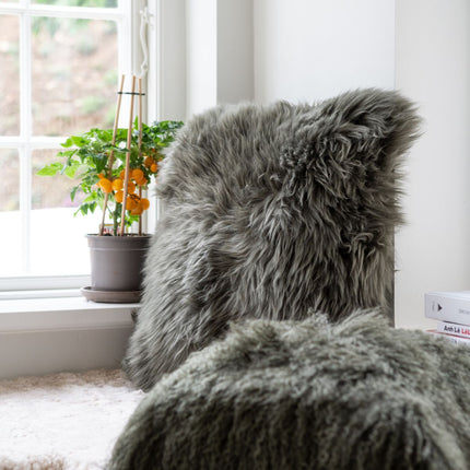 Fårskinnskudde | Kort lugg | 50x50 cm Mörk Lila