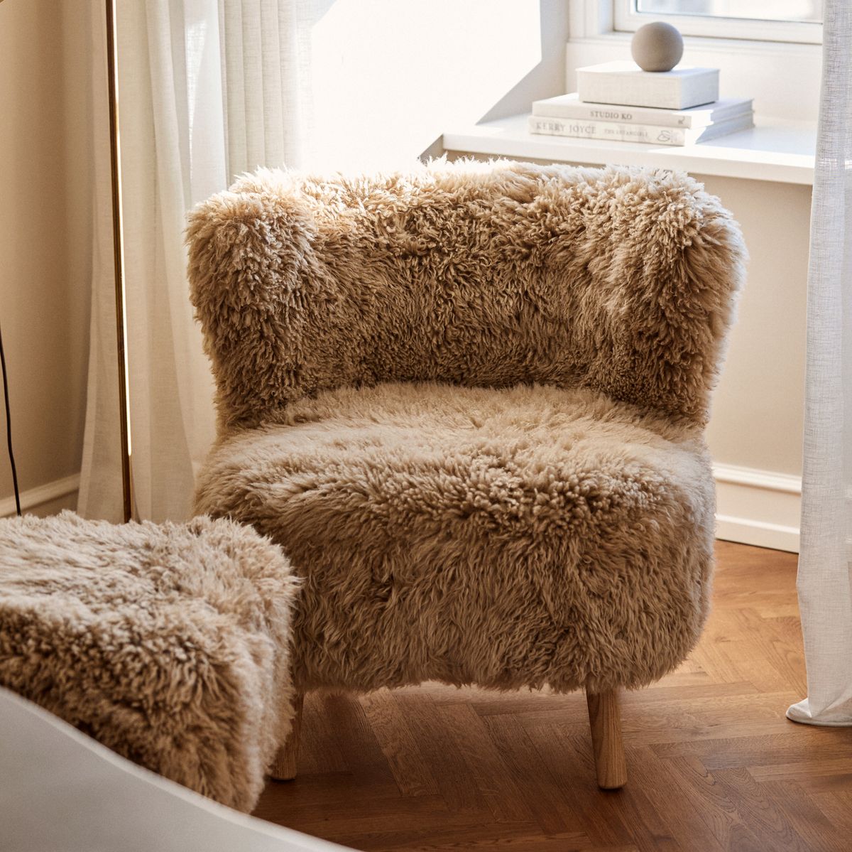 Emil Lounge Chair | Lång lugg Honung