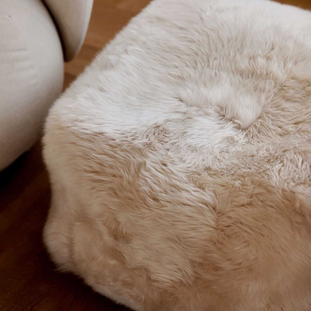 Sittpuff | Fårskinn | Lång lugg | 50x50x32 cm Svart