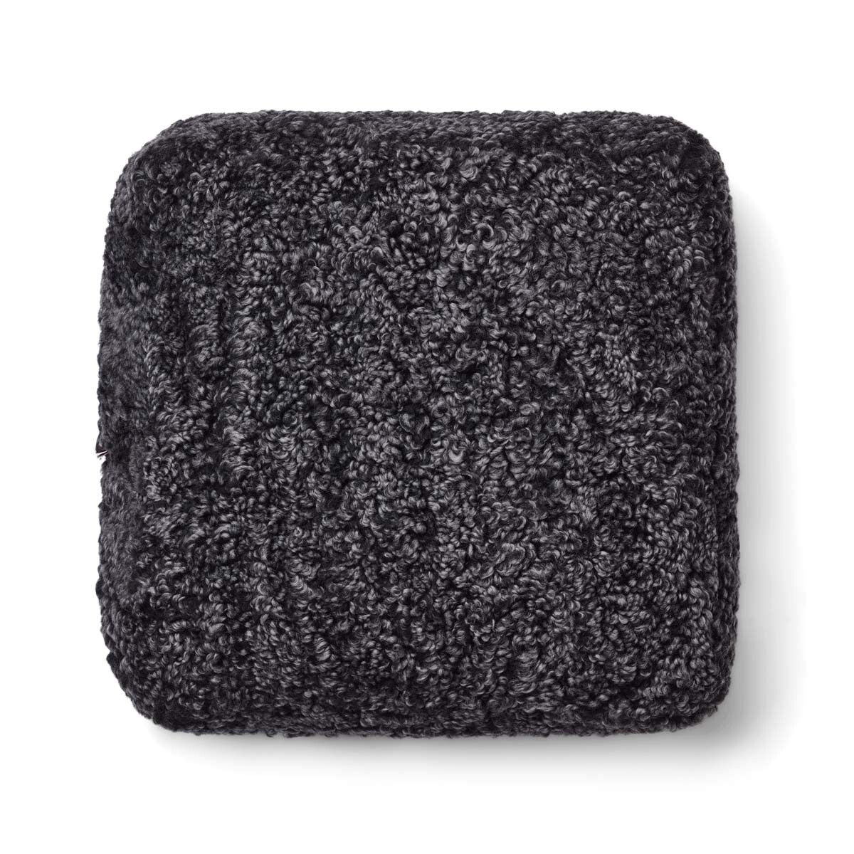 Sittpuff | Fårskinn | Kort lugg | 42x42x13 cm Koksgrå