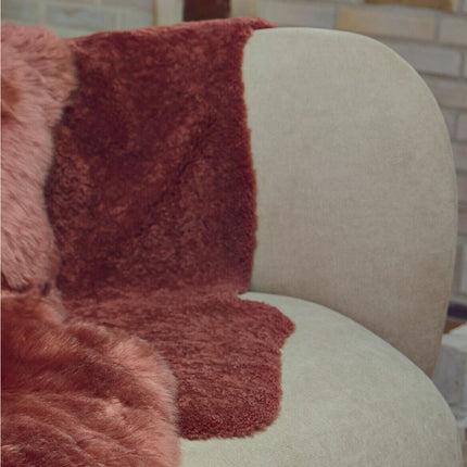 Fårskinn | Korthårigt Krulligt | Nya Zeeland | Matta 100 cm Ljus bordeaux