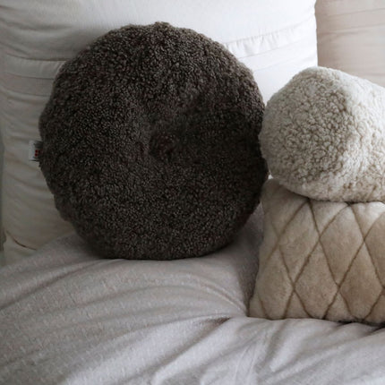 Fårskinnskudde | Kort lugg | Nya Zeeland | Dubbelsidig | Ø40 cm Koksgrå