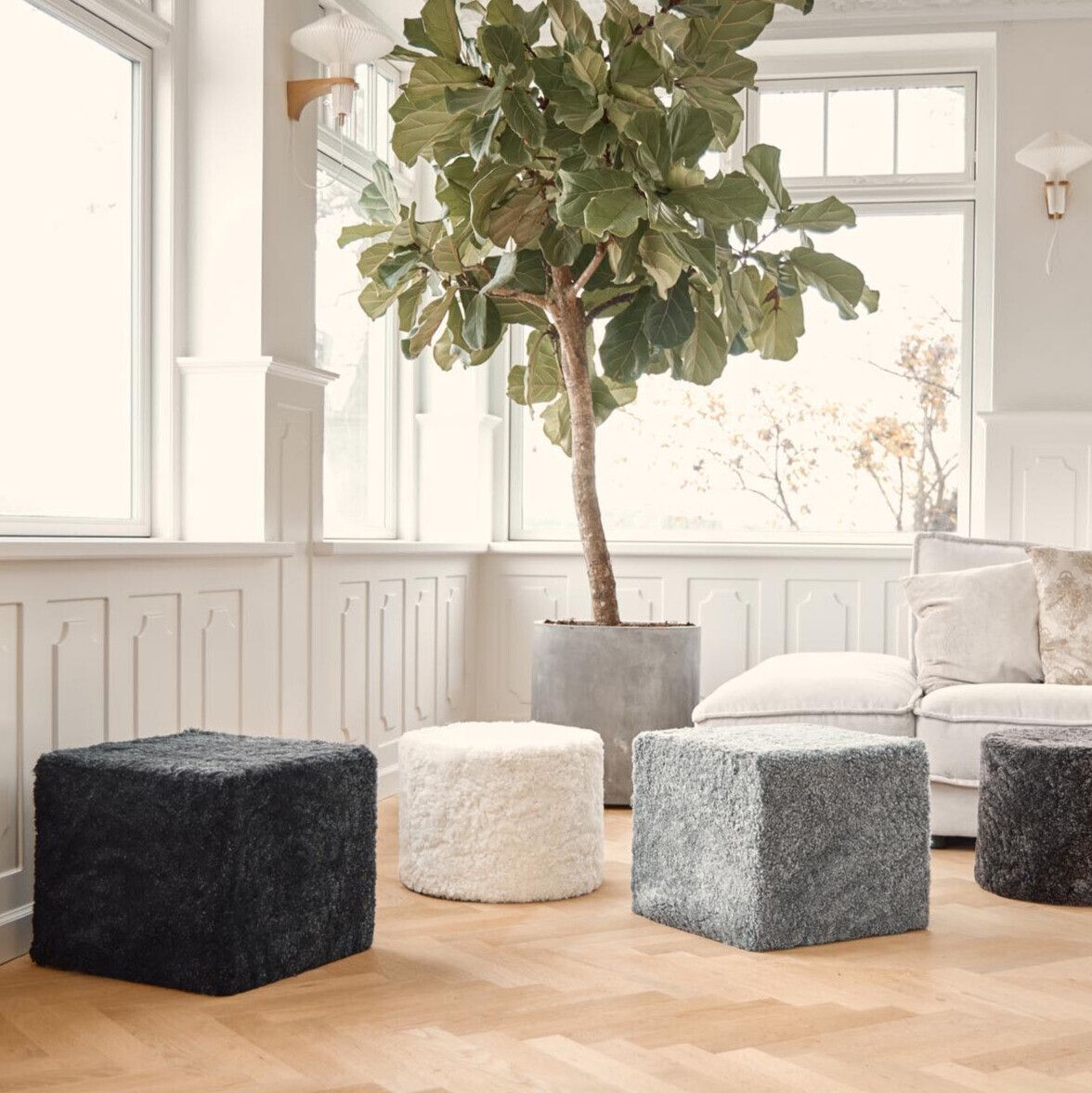 Sittpuff | Fårskinn | Kort lugg | 40x40x35 cm Koksgrå