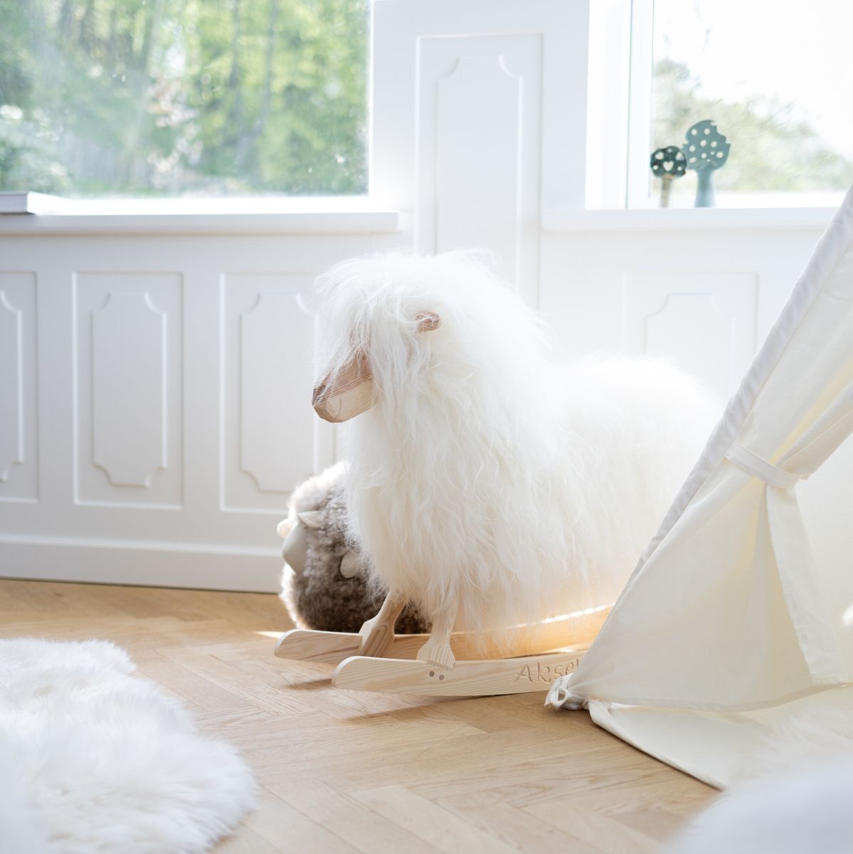 Gungfår | Lång lugg | L85xW25xH60 cm Natur Svart