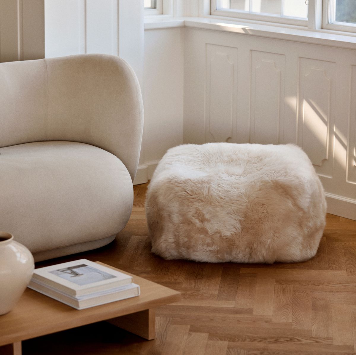 Sittpuff | Fårskinn | Lång lugg | 50x50x32 cm Svart
