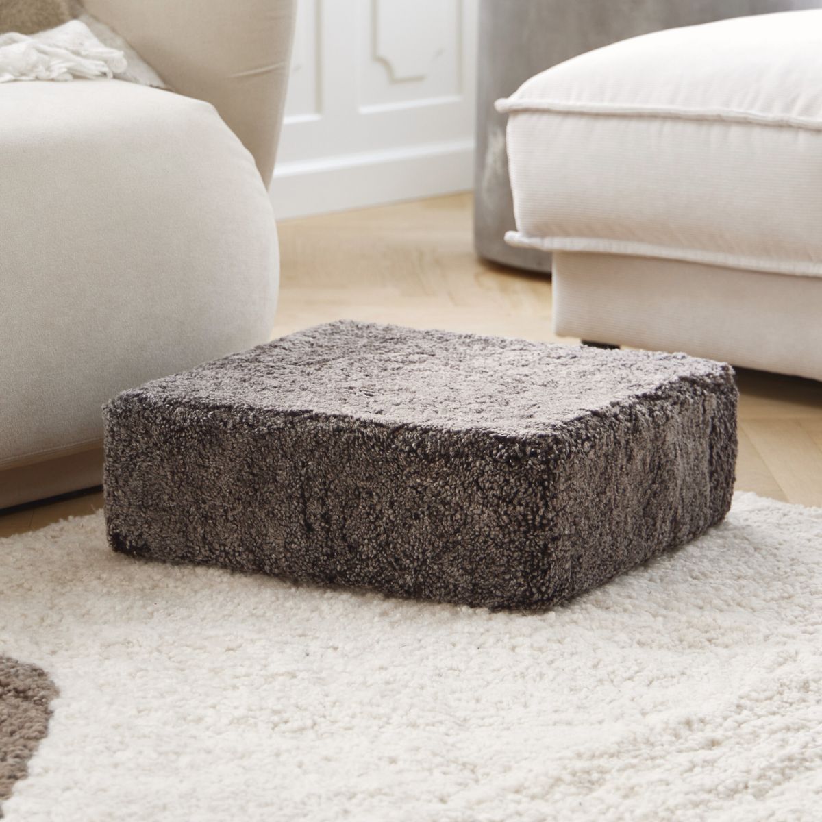 Sittpuff | Fårskinn | Kort lugg | 42x42x13 cm Koksgrå