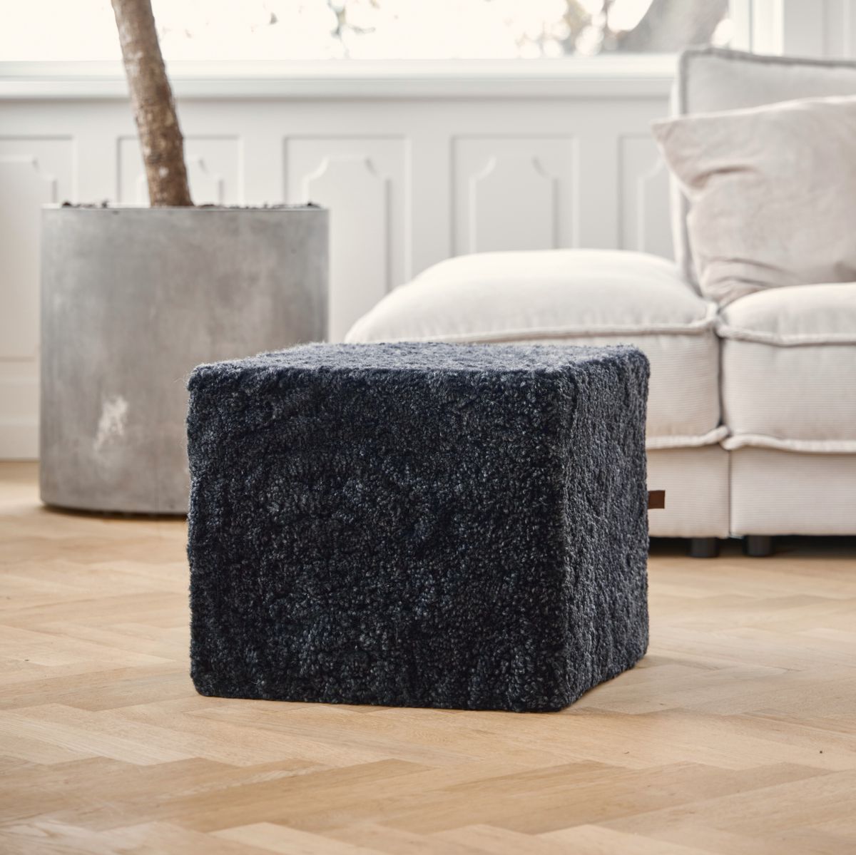 Sittpuff | Fårskinn | Kort lugg | 40x40x35 cm Koksgrå